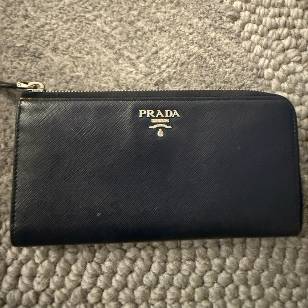 Prada wallet authentic vintage long navy. Saffiano baltico 
New. Used once.